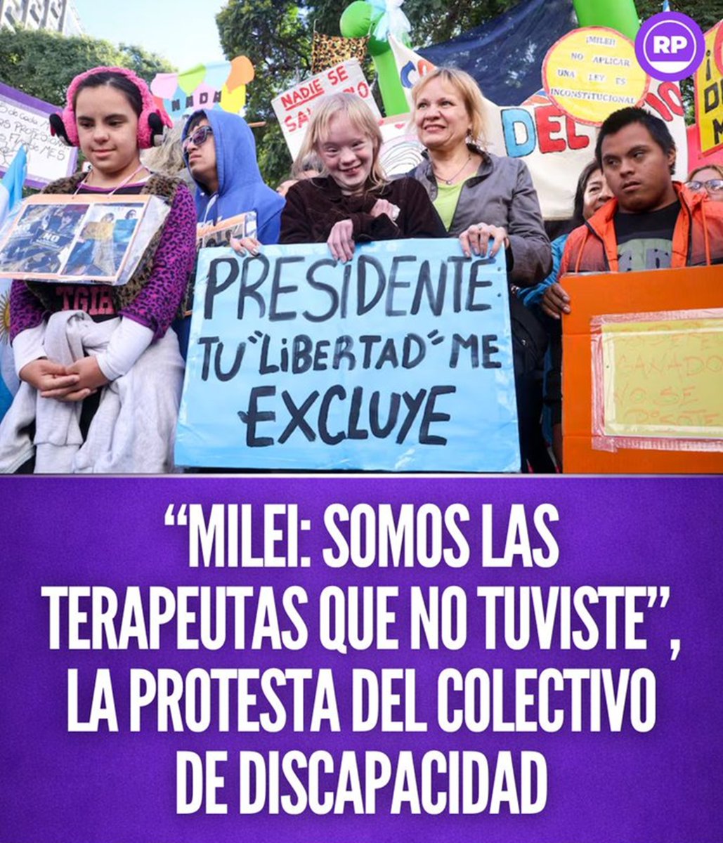 CRUELDAD SIN LIMITES: marcha contra el intento de desfinanciar tratamientos. Carteles dedicados a Milei: “Gobernar no es quitar derechos”, “Sin financiamiento no hay inclusión”, Basta de abandono”, “Basta de crueldad”. #ElPeorGobiernoDeLaHistoria #DiscapacidadEnEmergencia