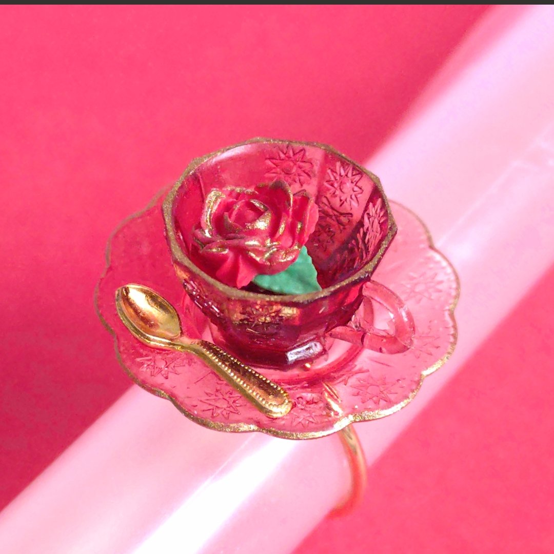 赤薔薇のミニチュアティーセット、ネックレス、指輪です
