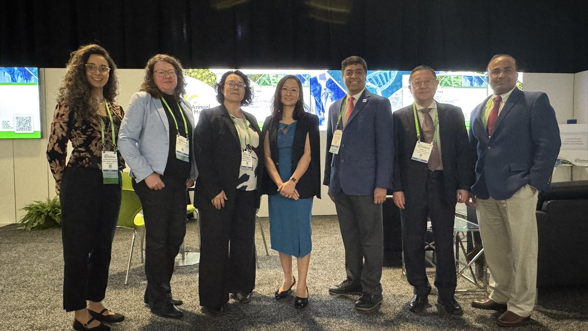 vmarulandac10's tweet photo. Taking over the plenary hall at #AACR26 to present our phase I study of PSMA-targeted antibody + alpha emitter ☢️🩻🧬

Grateful for the mentorship and trust of @DrScottTagawa and Dr. Joseph Osborne

@MolecularWCM @WCM_MeyerCancer @WeillCornell @WCMGUcancer @WCMRadiology @AACR https://t.co/J99GYxrV1V