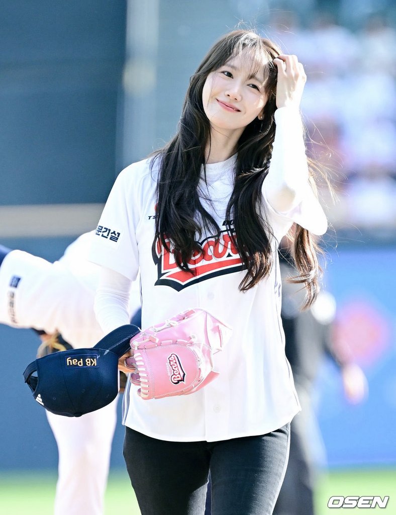 𝐘𝐨𝐨𝐧𝐀 𖹭 tweet media