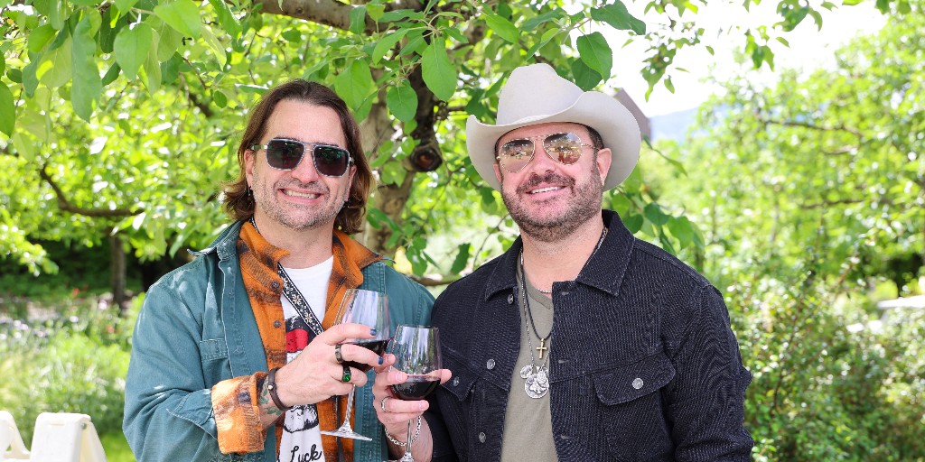 Live In The Vineyard Goes Country tweet media