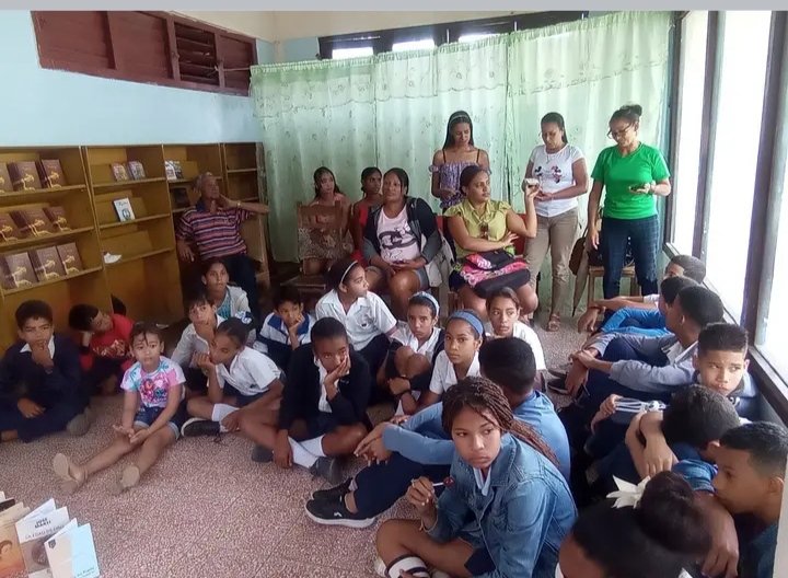 Emotivo y prestigioso espacio de la librería Liberación de Angola en #TercerFrente por el día mundial del libro y la lengua. #100AñosConFidel #CulturaTercerFrente  #SantiagoDeCuba