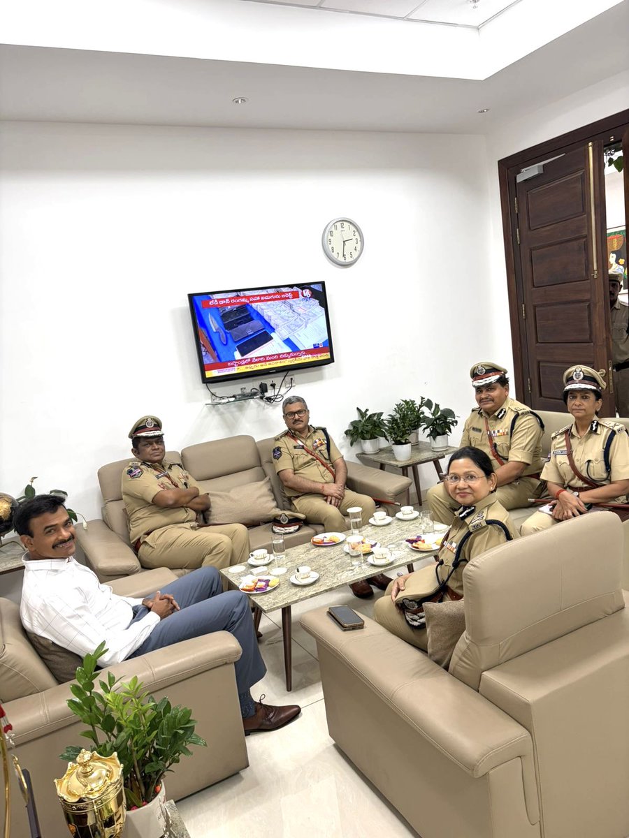 CVAnandIPS's tweet photo. The 6 officers of 1995-96 batches promoted to  DG rank (from left) Mahesh Bhagwat,VV Srinivas ,Swati Lakra,Charu Sinha,Anil Kumar , Sajjanar called on me and I congratulated them and wished them all the best 💐💐 https://t.co/dHxubGsulV