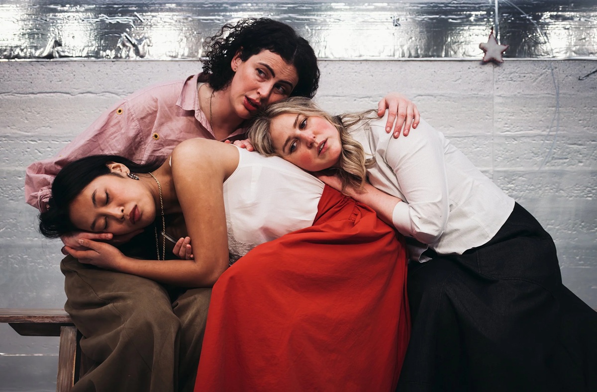 NorthWestEnd's tweet image. #REVIEW - The Waves at @JSTheatre "slick and speedy" northwestend.com/the-waves-jerm…