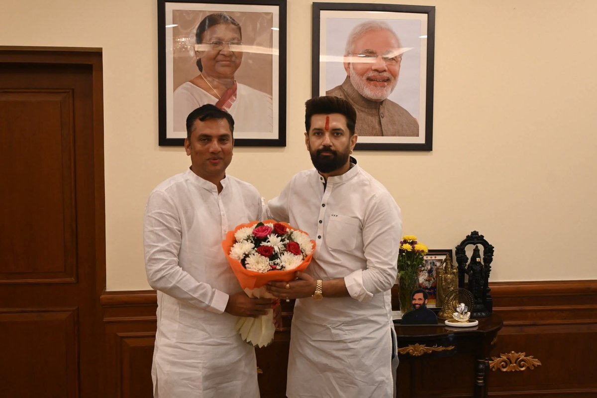 digital_udaan's tweet image. आज नई दिल्ली में लोक जनशक्ति पार्टी (DNH) के अध्यक्ष @rajan_solanki ने केंद्रीय मंत्री एवं LJP के राष्ट्रीय अध्यक्ष Chirag Paswan जी से सौहार्दपूर्ण मुलाकात की। इस दौरान देश के भविष्य, नेतृत्व और विभिन्न महत्वपूर्ण मुद्दों पर सकारात्मक चर्चा हुई।

@iChiragPaswan
#Meeting