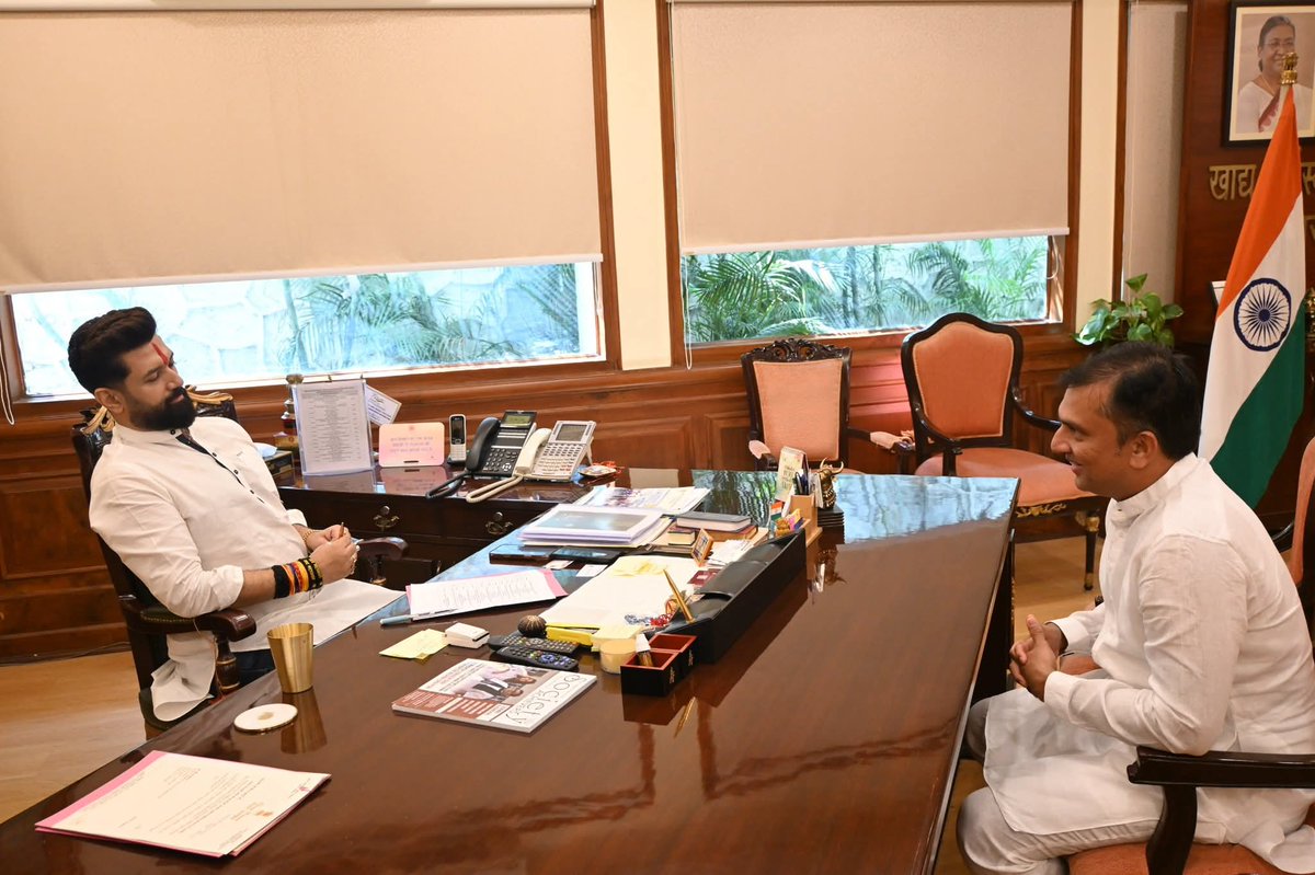 digital_udaan's tweet image. आज नई दिल्ली में लोक जनशक्ति पार्टी (DNH) के अध्यक्ष @rajan_solanki ने केंद्रीय मंत्री एवं LJP के राष्ट्रीय अध्यक्ष Chirag Paswan जी से सौहार्दपूर्ण मुलाकात की। इस दौरान देश के भविष्य, नेतृत्व और विभिन्न महत्वपूर्ण मुद्दों पर सकारात्मक चर्चा हुई।

@iChiragPaswan
#Meeting