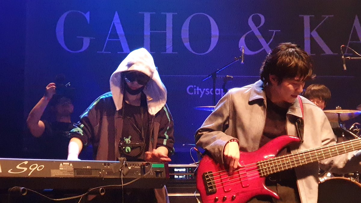 lalys_shine's tweet photo. C'était il y a une semaine... Déjà...
Gaho &amp; Kave étaient au Café de la danse, le 15 avril. Et c'était explosif! ❤️‍🔥
Merci @gaho88882970 @kave_official_. 🙏🌷
Quel plaisir de vous avoir vu sur scène et de vous avoir rencontré.🌟 https://t.co/7DVreYj3CS