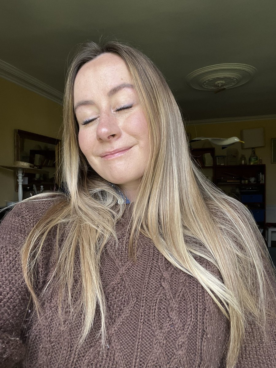 Radio Nova a jugé bon de produire un sketch où l’on voit 2 hommes (de gauche, le camp du body positiv il paraît 🤡) en train de rire de mon physique.

Qu’ils continuent.

Pendant qu’ils regardent mon front, nous diffusons en masse ce qu’il se cache derrière, à savoir nos idées.