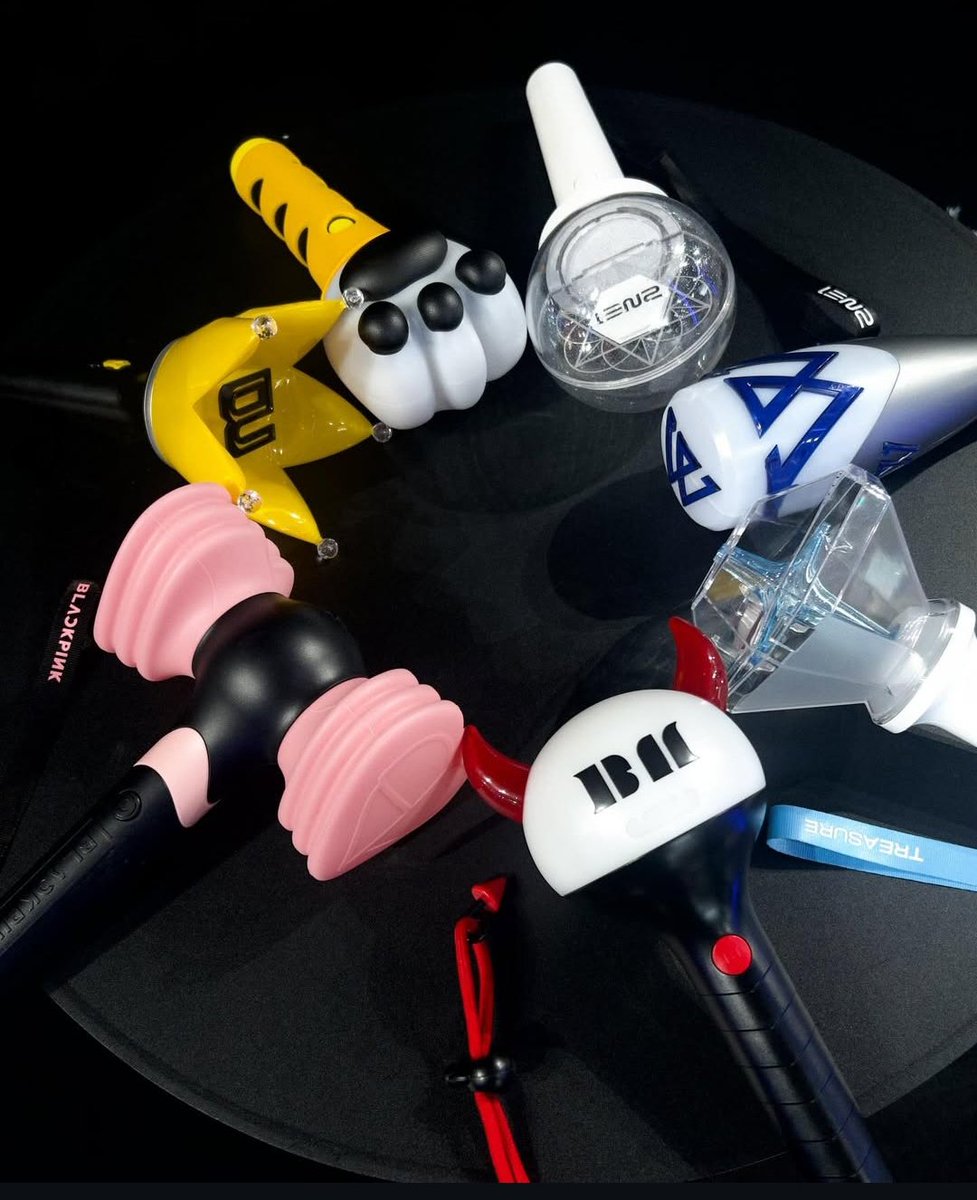 YG Family's unique lightsticks! 

📸 TheSameE Insa