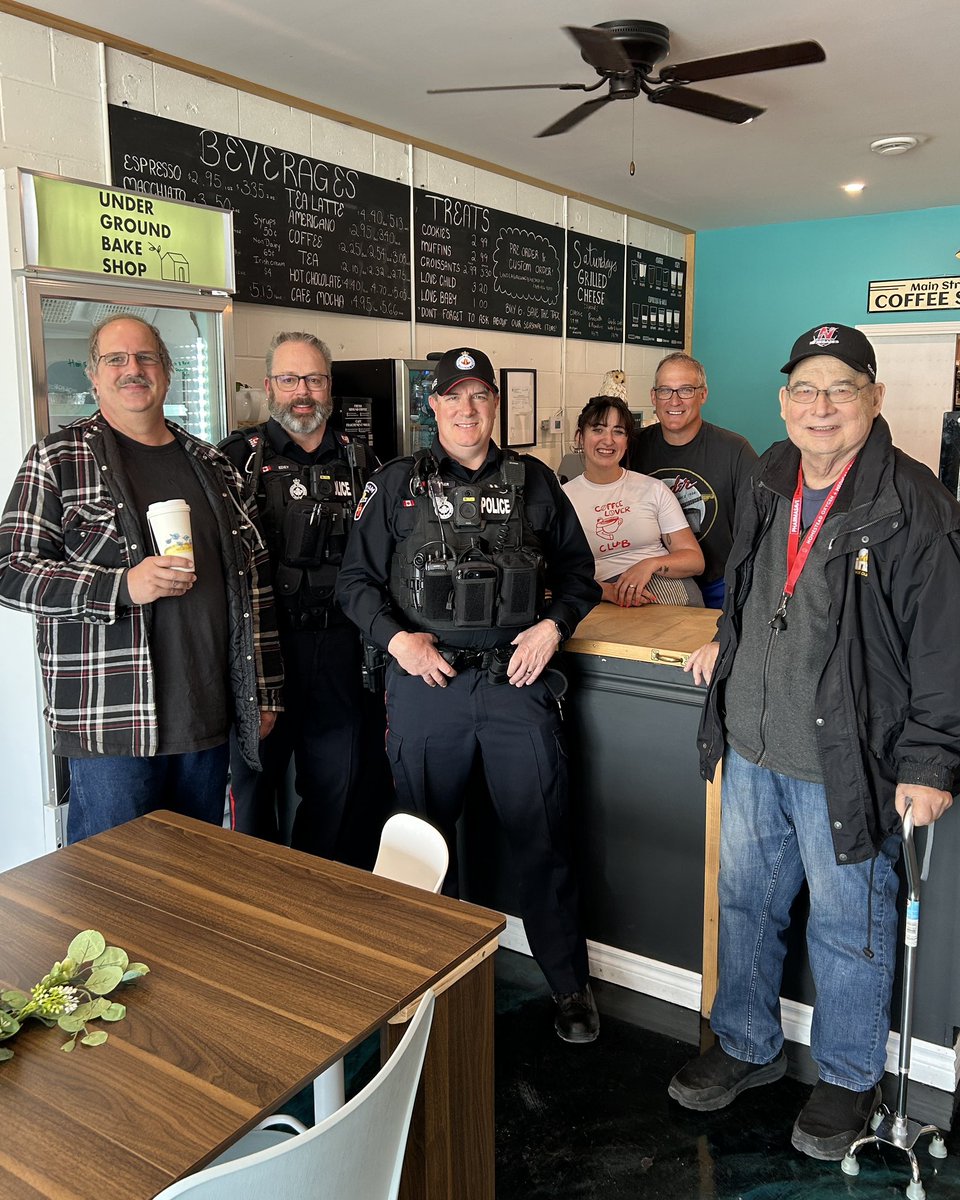 DRPSNorthDiv's tweet image. Great turnout today at Coffee with a Cop at @Undergroundbakeshop #Beaverton ☕

Always good connecting with the community and having real conversations. Appreciate everyone who stopped by to chat and spend some time with us 👮‍♂️

#brock #community #coffeewithacop #drps
