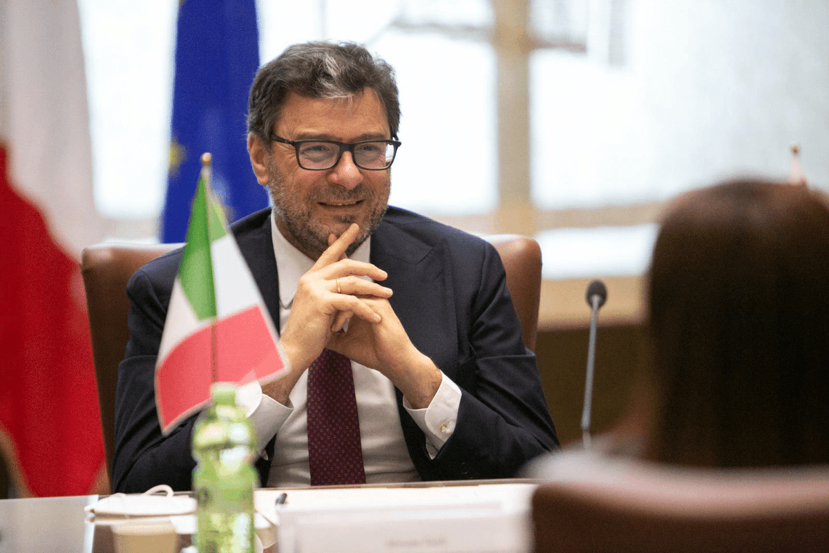 histoporte_'s tweet image. 🇮🇹 #Italia quiere despegarse de la propuesta del enviado de Estados Unidos: el ministro italiano de Economía, Giancarlo Giorgetti, catalogó de "VERGONZOSA" la idea de que reemplazar a #Irán en el Mundial 2026.