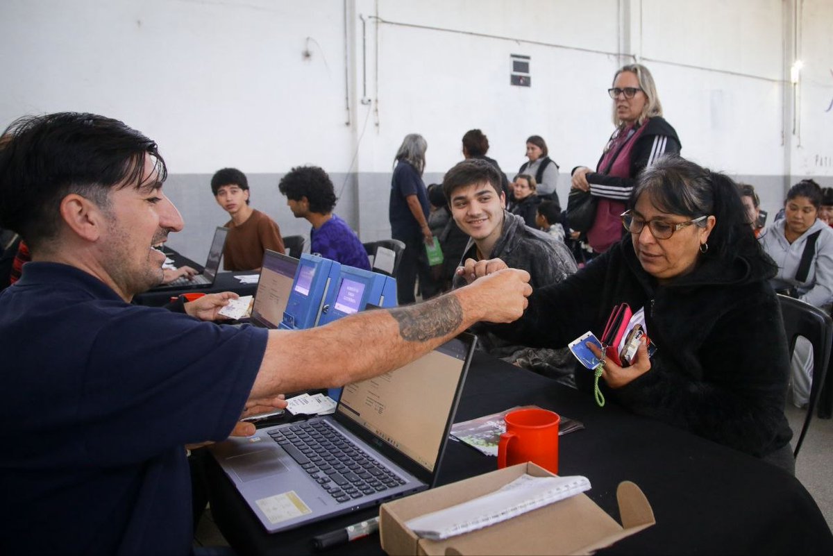 QuilmesMuni's tweet photo. En la EP N° 49 y la EES N° 56 de #Ezpeleta, realizamos un nuevo operativo de #QuilmesCerca, donde estudiantes y vecinos pudieron tramitar la SUBE y el Boleto Estudiantil.

#SeguimosParaAdelante☀️💜 https://t.co/3ovYGKpvjX