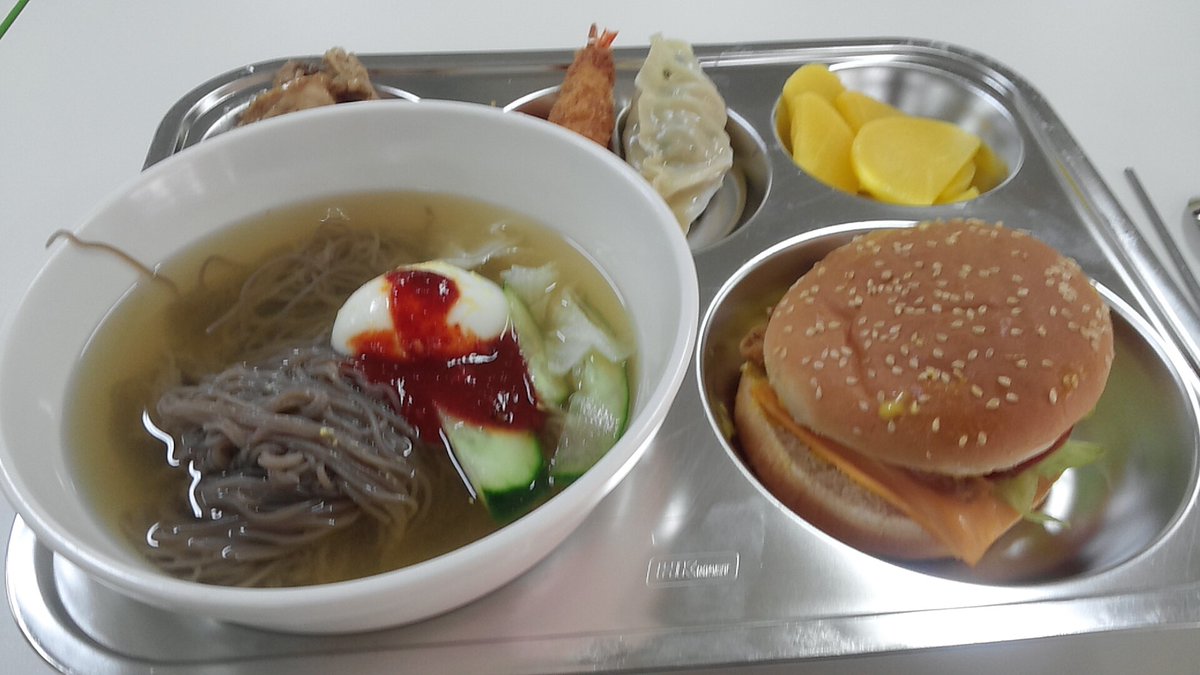 sangsang2023's tweet photo. 그 당시에는 이거 먹고도 배고픈 애들은 학교 근처 마트에 외출증 끊고 나가서 간식거리를 사오기도 했다죠😋 https://t.co/7sTeA3cBGW