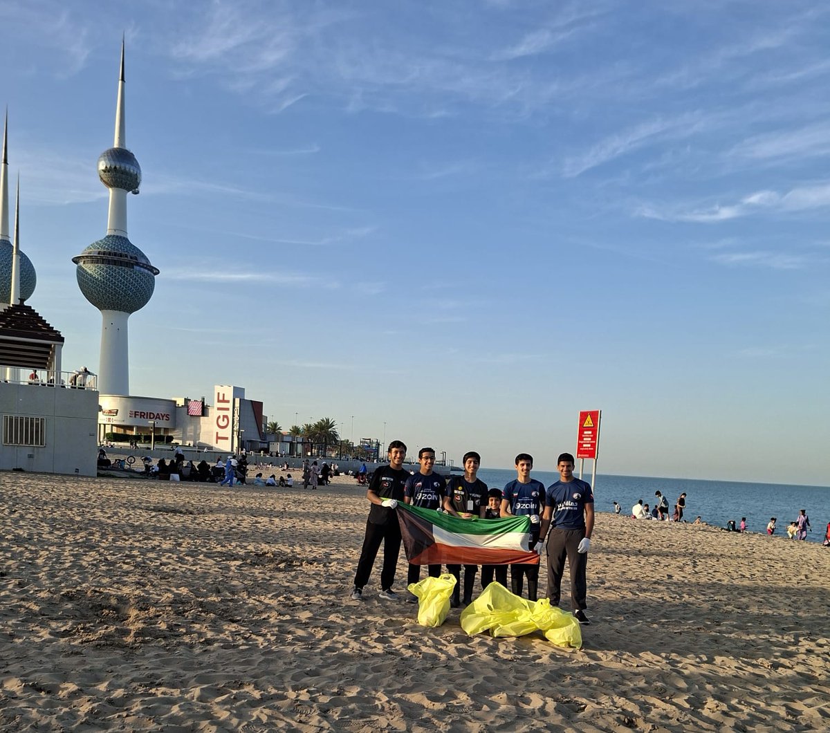 kuna_ar's tweet photo. فريق الغوص الكويتي ينفذ حملة تطوعية بيئية لتنظيف ساحل أبراج الكويت ورفع أسماك نافقة من (الجون) تزامنا مع يوم الأرض العالمي ويوم البيئة الخليجي

- الحملة تضمنت مشاركة فاعلة من أشبال الفريق في إطار جهوده المتواصلة لتعزيز الوعي البيئي والمسؤولية المجتمعية لدى النشء

https://t.co/dVs4CJBUUT

#كونا #الكويت
