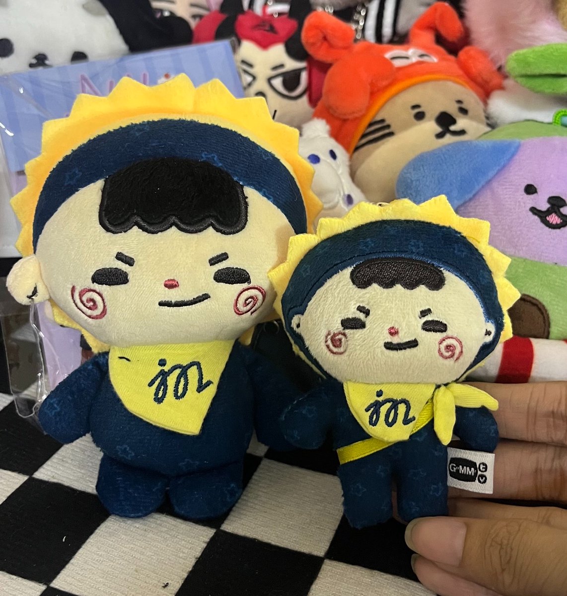 สิ่งที่ผิดหวังที่สุดคือจัมโม่ทำไมทรงตัวน้องไม่เหมือนกับv.1 ผ้าตรงส่วนหน้าก็สีหม่องมอมๆอันนี้คือเพิ่งแกะออกจากซองเลยนะ 🥲🥲