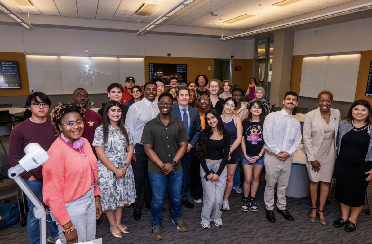 UMmedschool's tweet image. Dean Mark Gladwin spent time meeting with @UMBC students exchanging ideas and discussing future careers in healthcare and research. 🔬👩‍🔬

Special thank you to UMBC President Valerie Sheares Ashby for hosting this great visit!

#DeanGladwinOnTheMove #UMBC #UMSOM