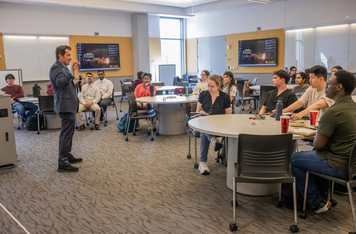 UMmedschool's tweet image. Dean Mark Gladwin spent time meeting with @UMBC students exchanging ideas and discussing future careers in healthcare and research. 🔬👩‍🔬

Special thank you to UMBC President Valerie Sheares Ashby for hosting this great visit!

#DeanGladwinOnTheMove #UMBC #UMSOM