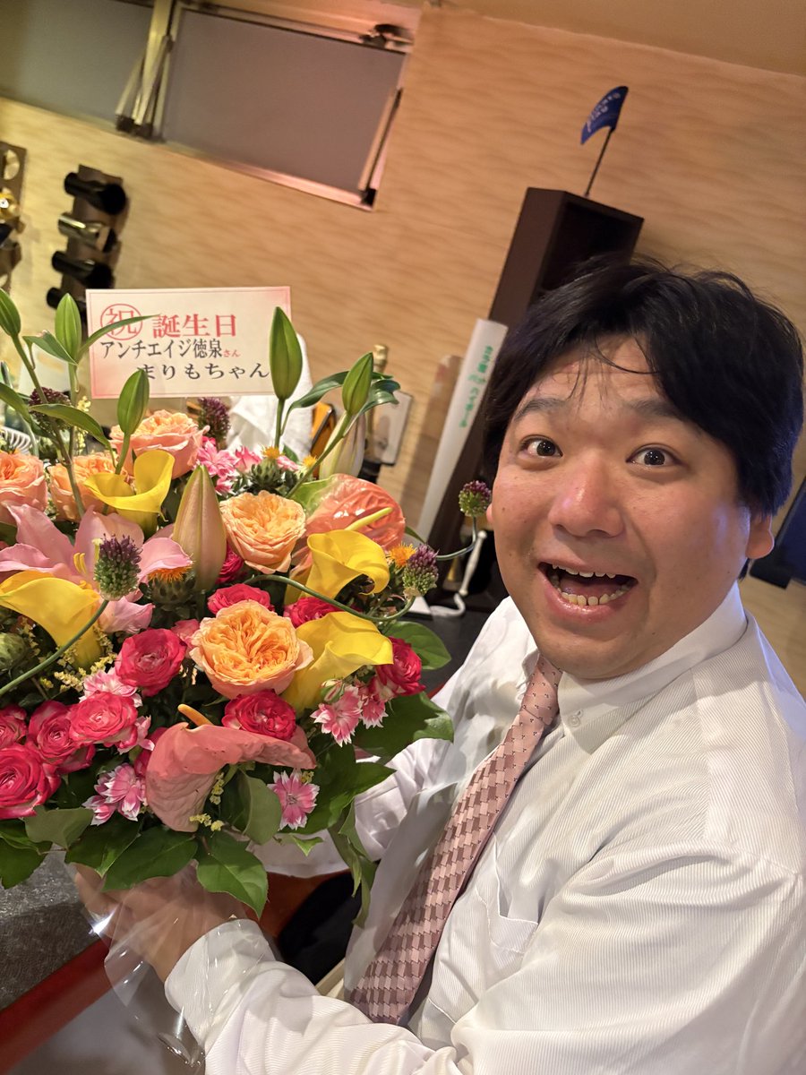 徳！盛り上がったね！

#アンチエイジ徳泉

もはや　私の中では
ノーブルに無くてはならない
芸人です

アンチエイジ徳泉

不器用だけど
ものまねを愛してる

むっちゃ一生懸命

応援してください！

お誕生日おめでとう！

たくさんのお客様　
良かったね

#赤坂で芸人が働くお店ノーブル
