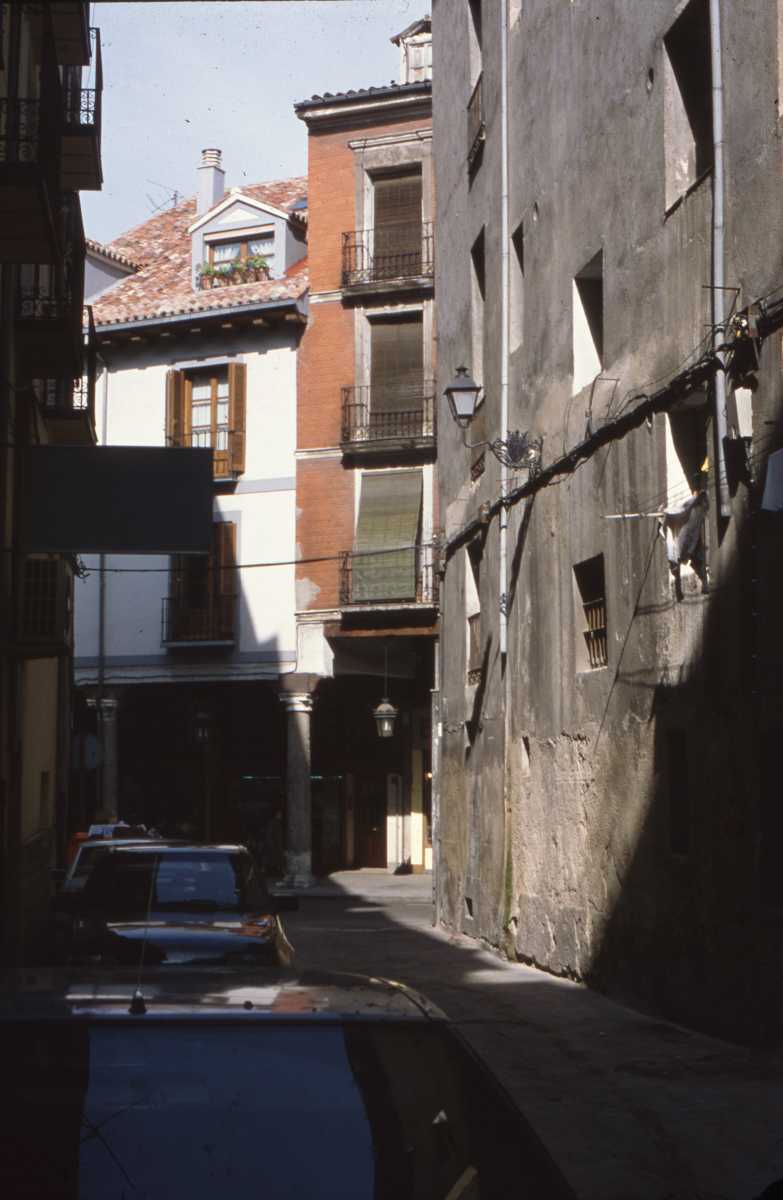 valladysuscosas's tweet image. Imagen del Callejón de San Francisco de #Valladolid hacia la Calle Cebadería, en los años 90

📷 Archivo municipal de Valladolid