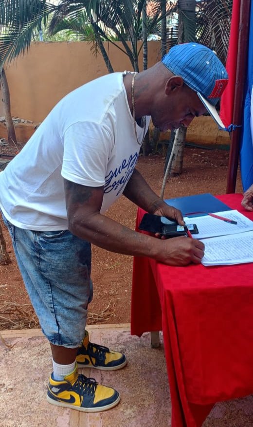 "Soy repatriado" -dijo cuando llegó a los #CDRCuba- "Viví 30 años en Estados Unidos. Mi ideología no es lo que importa. Lo que importa es que no quiero bombas para mi pueblo. No quiero más bloqueo, ya se ha sufrido mucho. Por eso firmo." 
#Cuba #MiFirmaPorLaPatria #CubaNoSeRinde