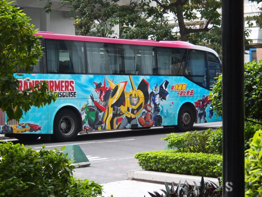 TFreak385's tweet photo. What if we kissed on the 2015 Robots in Disguise bus? https://t.co/VdzKCObftB
