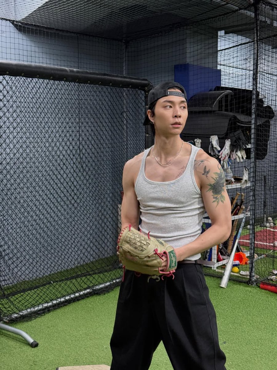 and no one’s looking at that hockey glove