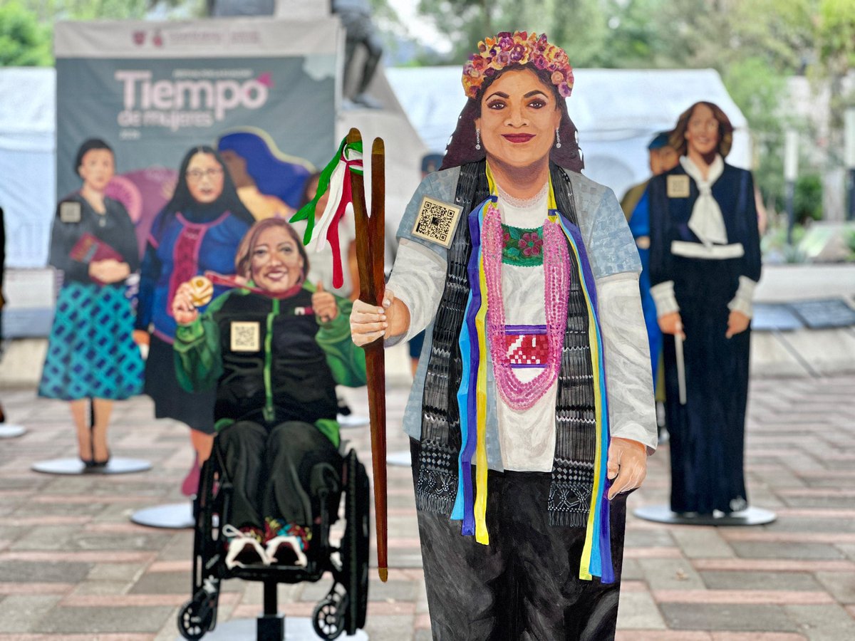 CulturaCiudadMx's tweet photo. "Ellas Somos" ya recorre la Ciudad de México ✨

En el marco de Tiempo de Mujeres 2026, la Secretaría de Cultura capitalina presentó esta intervención artística que transforma el espacio público en un lugar de memoria, diálogo y reconocimiento.

A través de 32 retratos a tamaño natural y cápsulas sonoras en primera persona, mujeres de distintas épocas y ámbitos como Sor Juana, Frida Kahlo, Rosa Parks y muchas más dialogan con la ciudadanía, compartiendo sus historias, luchas y legados.

La muestra inició en Gustavo A. Madero y continuará su recorrido por las 16 alcaldías, llevando arte, reflexión y voces femeninas a calles, plazas y parques de toda la ciudad.

Un proyecto que invita a detenernos, escuchar y reconocer: el pasado, el presente y las historias que aún faltan por contar. 💜

#TiempoDeMujeres #EllasSomos #CulturaCiudaddeMéxico