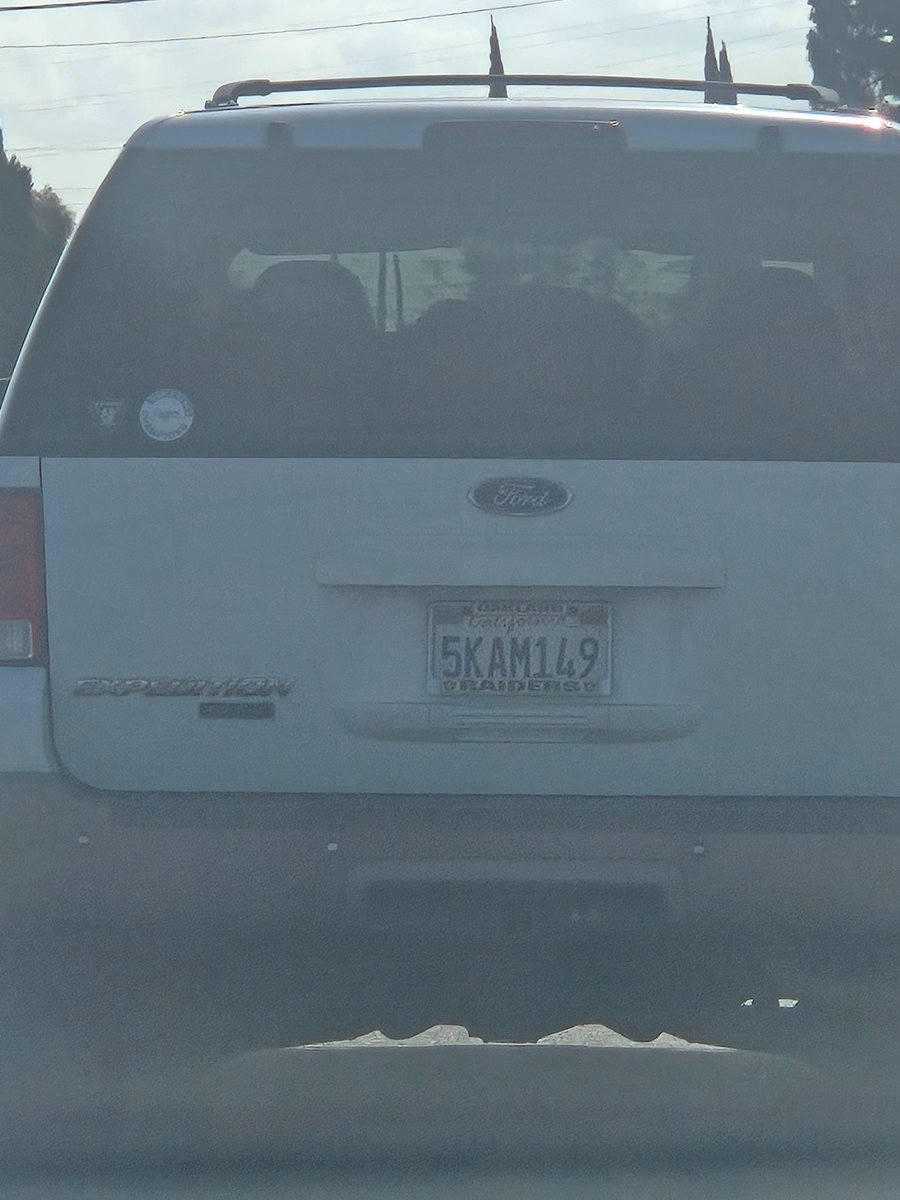 kimmicam's tweet photo. This old lady keeps on honking at me. So disrespectful and she's an old lady so I don't understand why she's honking out of all people. Early in the morning where there are no cars and everything is so calm. I keep on saying stop honking at me, go find someone else to bug https://t.co/Vx0uTgvw2Y