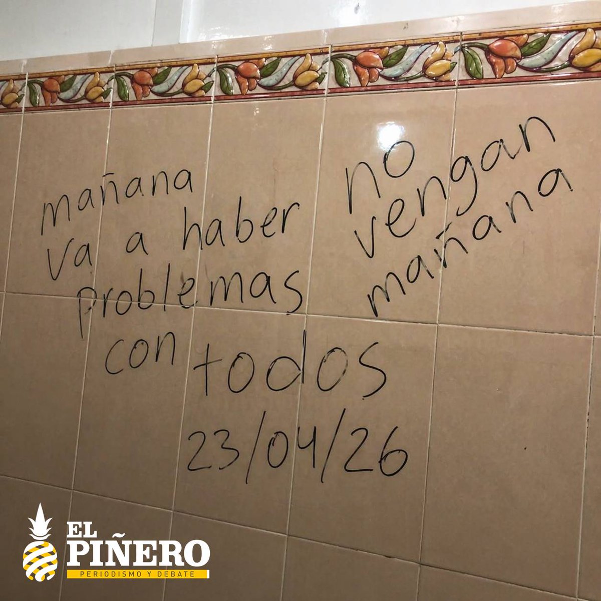 ELPINERO's tweet image. #FOTOREPORTE 📸 |  Crece la preocupación en escuelas de #Oaxaca capital por la aparición de nuevos mensajes de presunta am3naza de 'balac3ra'.

➡️➡️ Ahora fue en el baño del #COBAO de #PuebloNuevo, sumándose a casos recientes en la Preparatoria 2 de la #UABJO y el CBTIS 26.

➡️