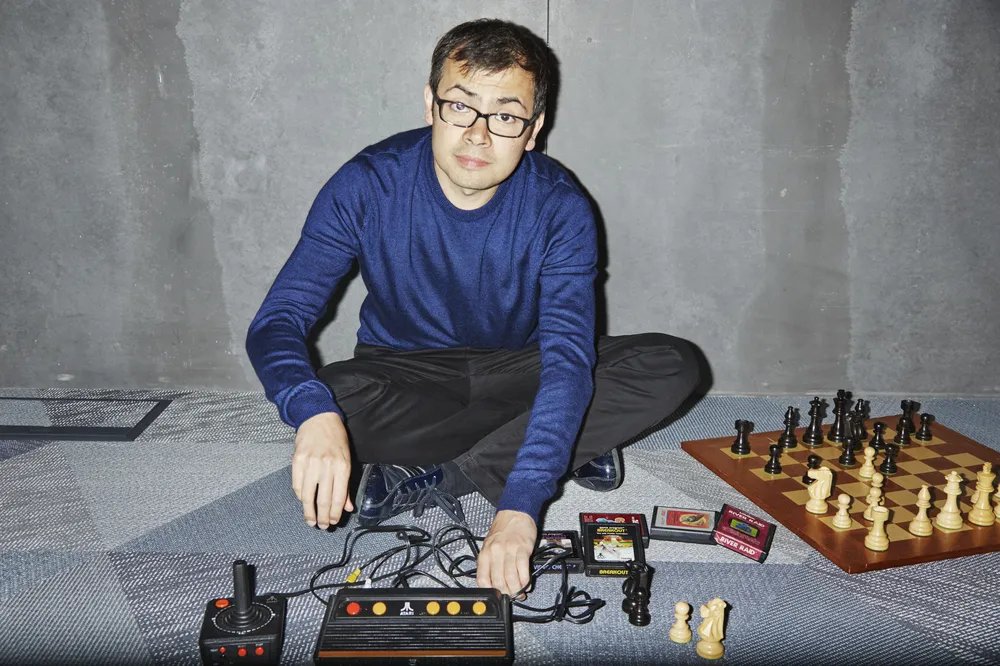 A British kid became a chess master at 13, then a bestselling video game designer at 17, then a PhD neuroscientist at 33, then the CEO of the AI lab that won the 2024 Nobel Prize in Chemistry.

People called him unfocused for twenty years. He was running the most deliberate