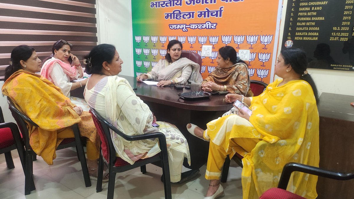 आज महिला मोर्चा की बहनों के साथ समीक्षा बैठक एवं आगामी कार्यक्रम की चर्चा की!