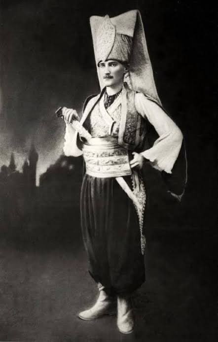 Bulgaristan’da Ateşe iken davet edildiği resmi baloya, İstanbul’dan getirttiği Yeniçeri kıyafetiyle katılan Mustafa Kemal Atatürk’ü de tanımazlar, anlamazlar! 

Üstad Cemil Meriç’in söylediği gibi; 
Olimpos Dağı'nın çocukları, Hira Dağı'nın evlatlarını asla kabullenmeyecektir.
