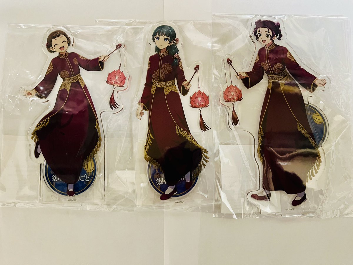 薬屋のランタン祭のグッズ、郵便局のサイトで普通に取り扱ってたので３人娘で購入したけど、これ猫猫は壬氏様とセット前提の目線だな･･･