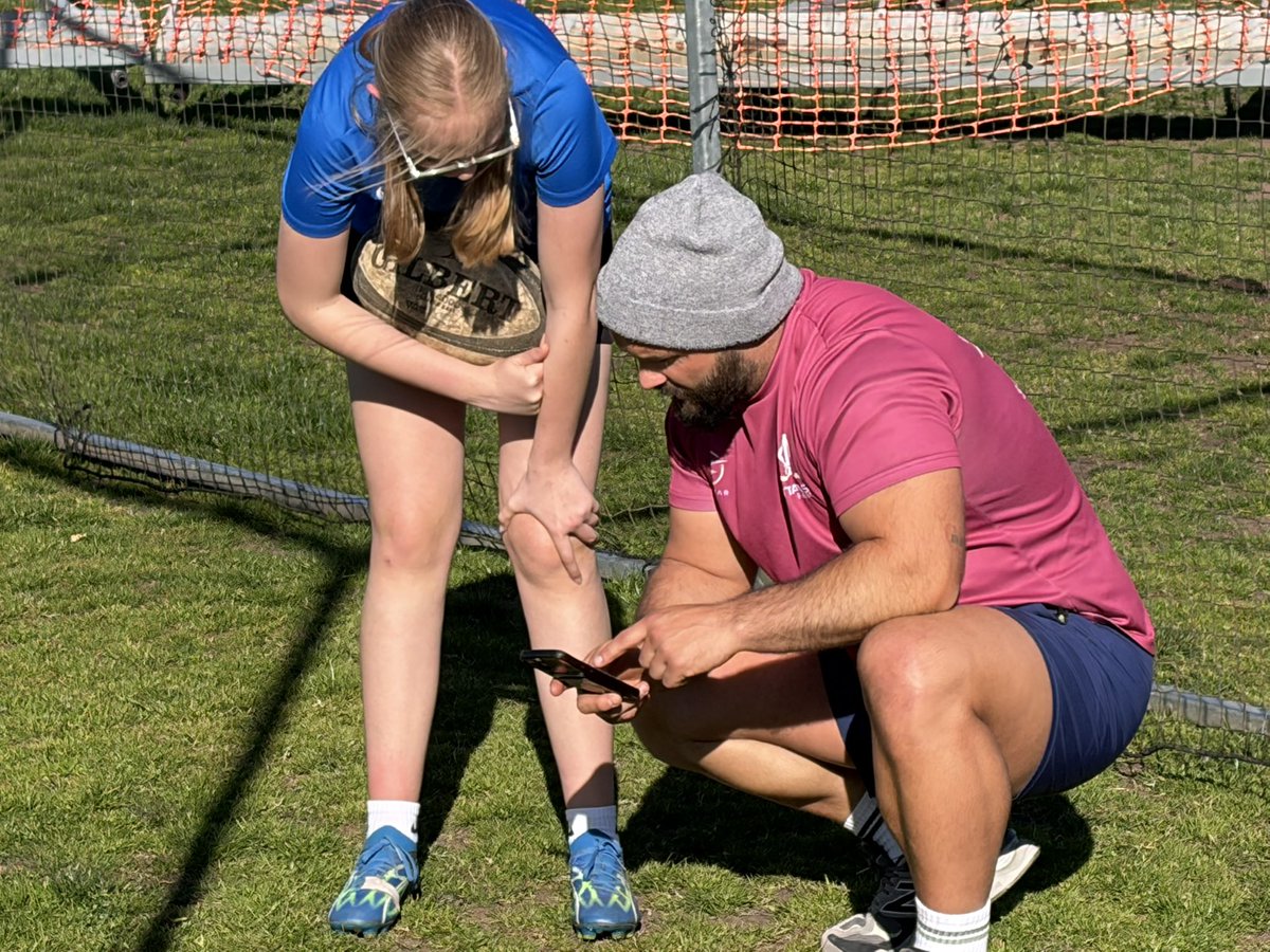 the_geeker's tweet image. Coach and student reviewing technique. #LW9 #rugby #JB