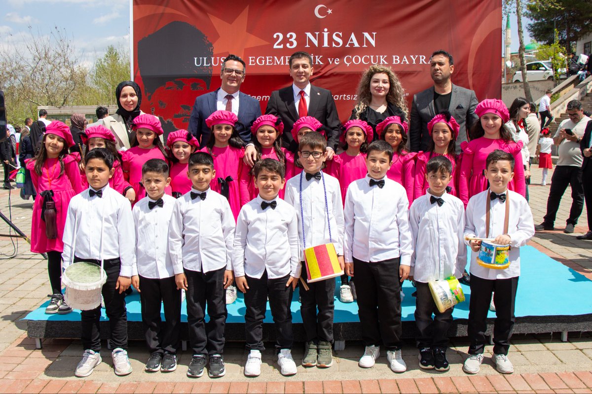 Ataturkio's tweet photo. 23 Nisan Ulusal Egemenlik ve Çocuk Bayramı sahnesinde çocuklarımızın gözlerindeki heyecan ve yüreklerindeki umut, geleceğe dair en güzel tabloyu çizdi. Her adımda umut, her gülüşte yarınlara ışık vardı. 🇹🇷
@cinarkaymakamlk 
@Z_Erdogan53 
@mebcinarmem 
@ysfgzl0 https://t.co/h9UTTqjUoe
