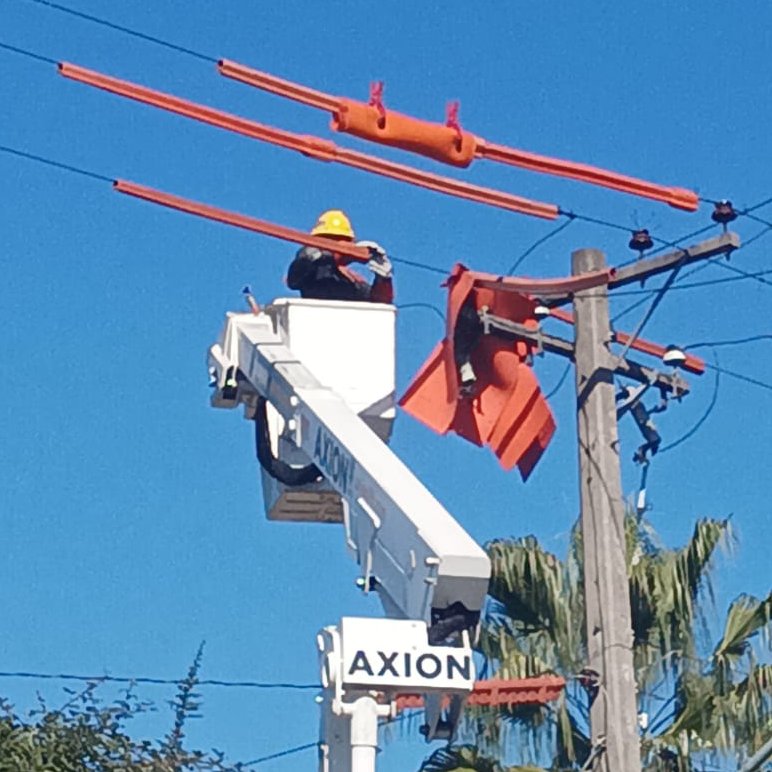 CGE_Clientes's tweet photo. Nuestras brigadas 👷🏻‍ realizan trabajos de mejoramiento de la infraestructura eléctrica en el sector Loreto, en la comuna de #Coltauco. Estas labores benefician la continuidad del suministro eléctrico ⚡ #PlanInviernoCGE https://t.co/2yRXFR2XkC