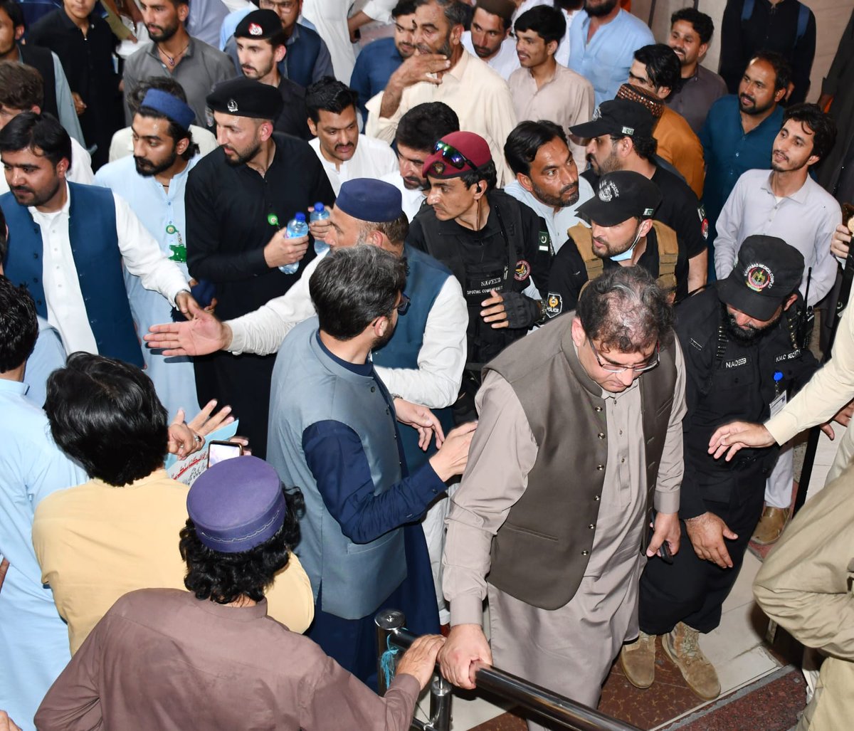 HmcMti's tweet image. ہسپتال انتظامیہ نے وزیرِ اعلیٰ کے دورے کو خوش آئند قرار دیتے ہوئے اس عزم کا اعادہ کیا کہ مریضوں کو معیاری، بروقت اور بہترین طبی سہولیات کی فراہمی کو ہر صورت یقینی بنایا جائے گا۔   
 #HMC #MTIHMC #Peshawar #KPK #Healthcare #PatientCare #ICU #PublicService #HealthSector