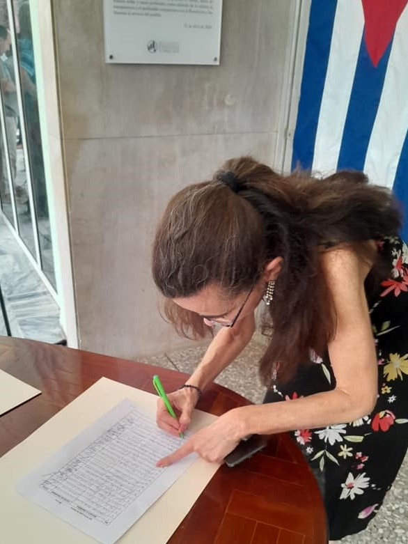 Con #MiFirmaPorLaPatria, firmo por la paz, condeno el cruel bloqueo del Gobierno de los EE.UU. a mi país, rechazo la injerencia y la anexión, respaldo a la Revolución, a mi Presidente <a href="/DiazCanelB/">Miguel Díaz-Canel Bermúdez</a> y rindo homenaje a Fidel en el año de su centenario. #100AñosConFidel.