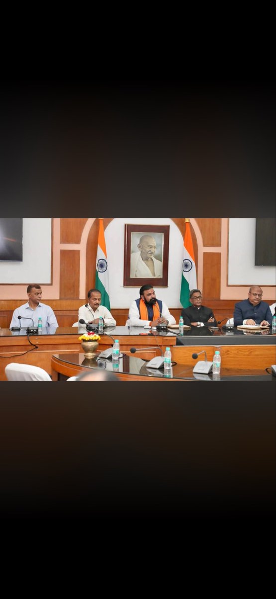 ShivamS23344584's tweet photo. हाँ भाई , तो किसकी सरकार बनी है?
पिछड़ो की ? कुशवाहा की? मंडल की?
बीच में जो बैठा है लेकिन सरकार जो चार बैठे है वो चलाते है
चारो एक ही बुद्धिजीवी समाज से आते है
चारो कायस्थ है
तो जहाँ उड़ना है उड़ते रहिए
यहाँ से हटा कर दिखाइए तब माने
@Sidharth_4Uu
@KayasthaFacts
#bihar
#koeri https://t.co/CLzdgbgPbq