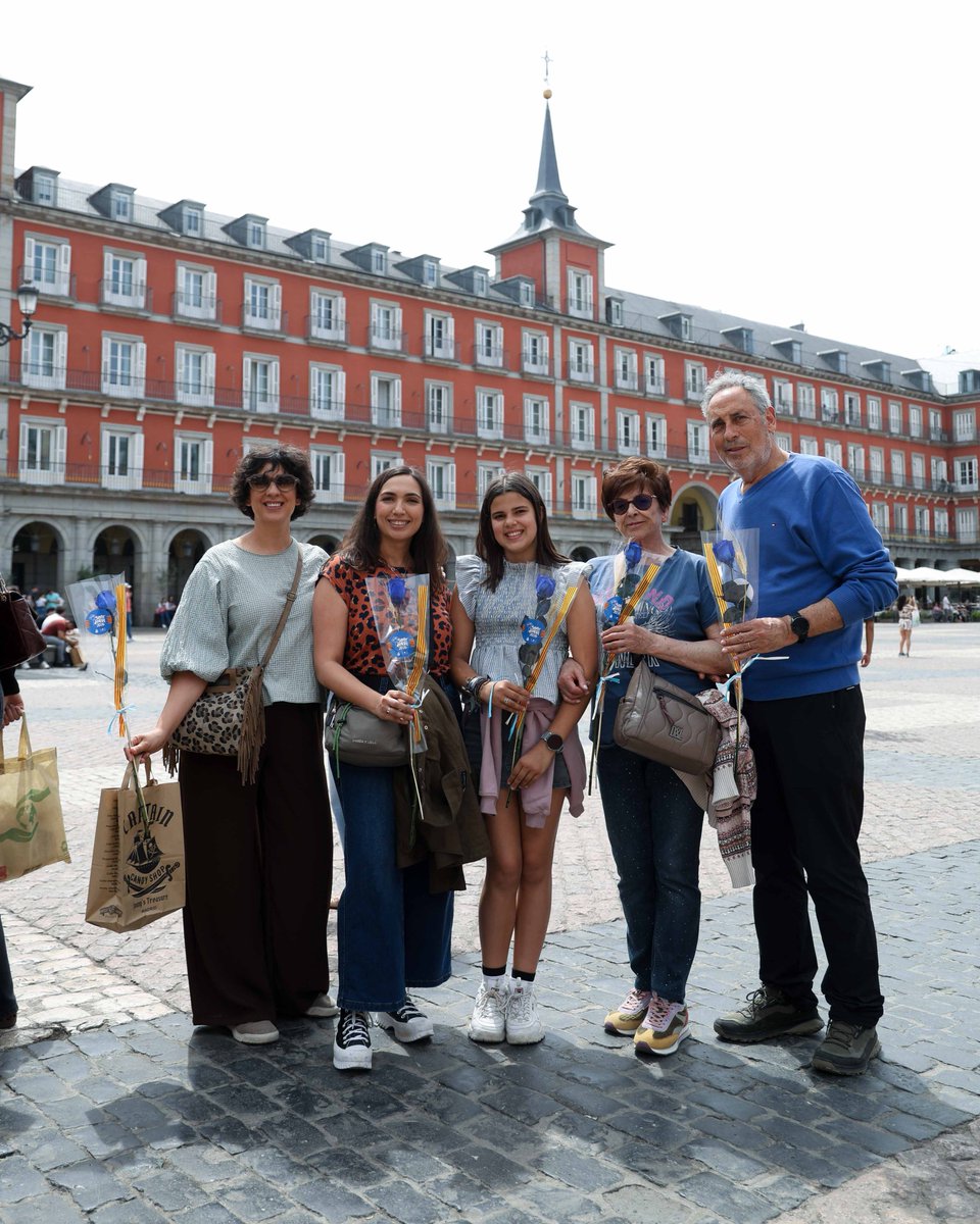 RCDEspanyol's tweet photo. A beautiful 'rosa perica' in Plaza Mayor 🌹 https://t.co/OMCFd942iv