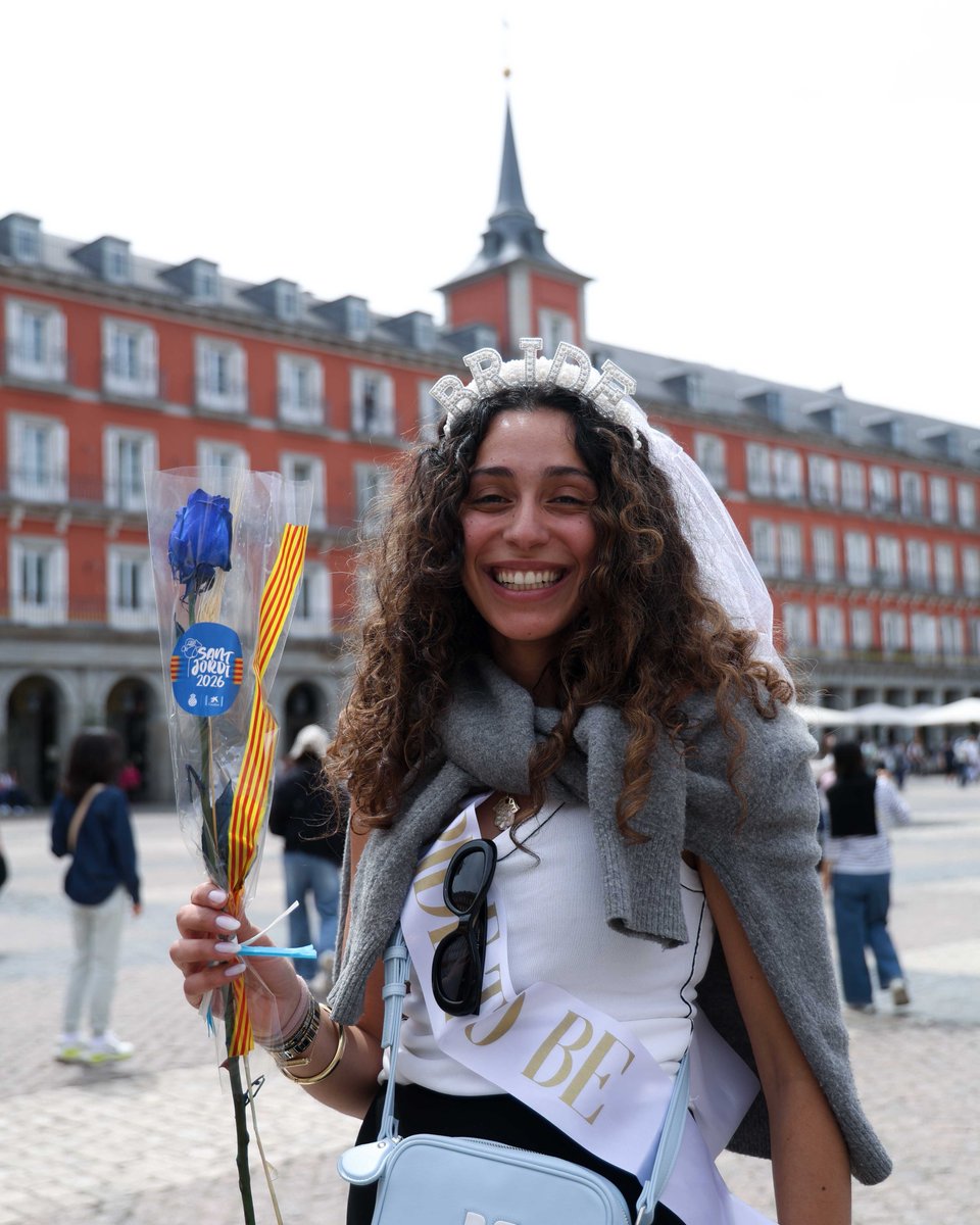 RCDEspanyol's tweet photo. A beautiful 'rosa perica' in Plaza Mayor 🌹 https://t.co/OMCFd942iv