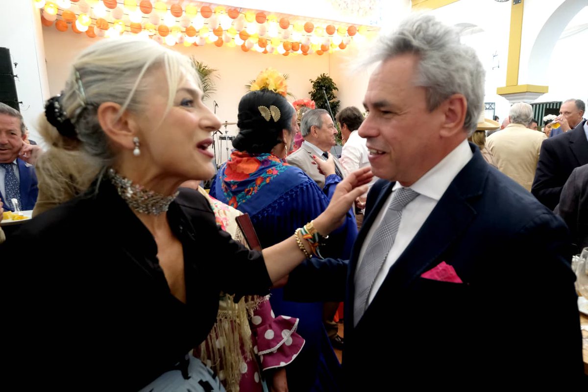 Patricia_Pozo_'s tweet photo. Compartiendo un rato de #FeriadeAbril de #Sevilla con el sector cultural andaluz en la recepción del @Ayto_Sevilla junto a @jlsanzalcalde.

Profesionales del cine, la creación artística y las artes escénicas que son ejemplo del enorme talento que tenemos en #Andalucía. https://t.co/yPSH5LO4tl