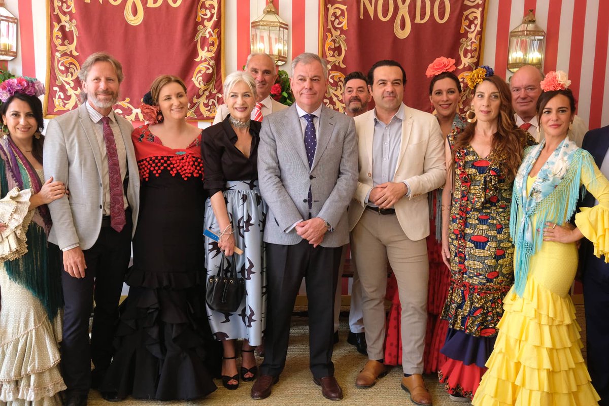 Patricia_Pozo_'s tweet photo. Compartiendo un rato de #FeriadeAbril de #Sevilla con el sector cultural andaluz en la recepción del @Ayto_Sevilla junto a @jlsanzalcalde.

Profesionales del cine, la creación artística y las artes escénicas que son ejemplo del enorme talento que tenemos en #Andalucía. https://t.co/yPSH5LO4tl