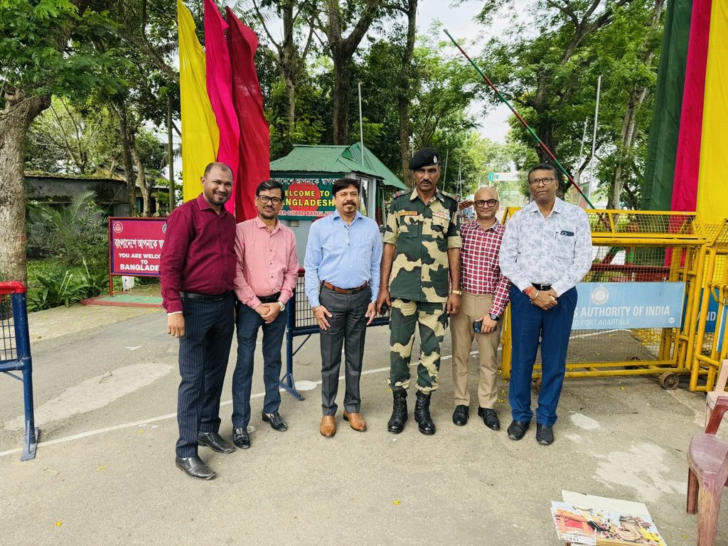 Jitu_Bora1's tweet image. From a hectic schedule to successful project completion…
Finally carved out a moment for refreshments with our VP at the India–Bangladesh LOC.
Jai Hind 🇮🇳 #CorporateLife