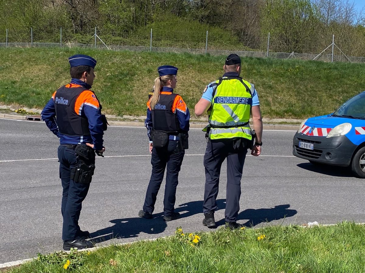 🔵ARDENNES🔵

OPÉRATION ANTIDROGUE ET CONTREBANDE : GROS DISPOSITIF SUR LA FRONTIÈRE

Consultez l'article sur notre site: ardennesactus.fr/article/operat…

📸 Gendarmerie des Ardennes