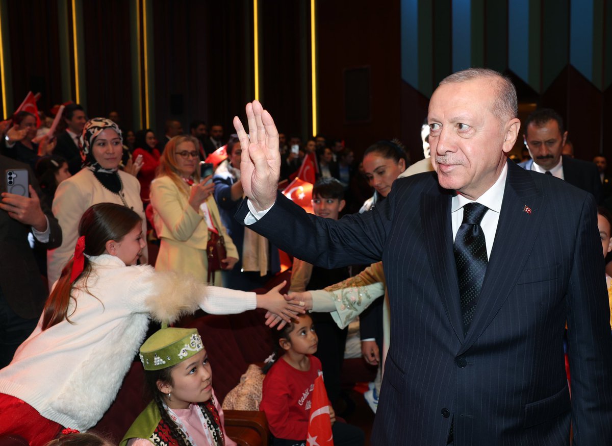 tcbestepe's tweet image. “Acıları dindirmek, çatışmaları durdurmak, çocukların gözyaşlarını silmek için gayret ediyoruz” tccb.gov.tr/haberler/410/1…