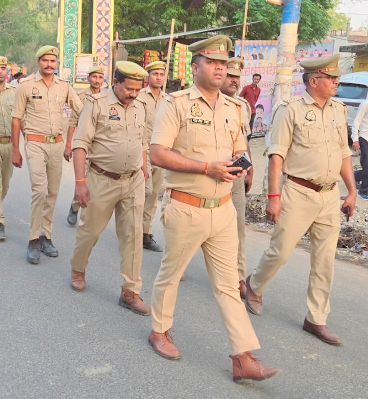 sitapurpolice's tweet photo. #SitapurPolice थाना नैमिषारण्य पुलिस द्वारा अपराध नियंत्रण, शांति/सुरक्षा एवं कानून व्यवस्था तथा जनमानस में सुरक्षा की भावना बनाये रखने हेतु मुख्य मार्गों, बाजारों एवं भीड़-भाड़ वाले स्थानों पर पैदल गश्त की जा रही है।    #UPPolice #Footpatrolling
@Igrangelucknow https://t.co/FOAN4vdmL4