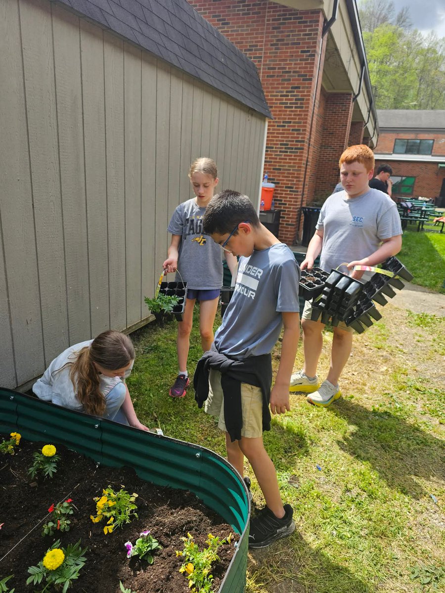 wep_us's tweet photo. Students at W.R. Castle Elementary rolled up their sleeves to plant and refurbish the school’s Catio — adding new plants, spreading mulch, pulling weeds and laying patio blocks to create a welcoming space for outdoor classroom activities.
 #uswepproject https://t.co/6ckfQkEncK