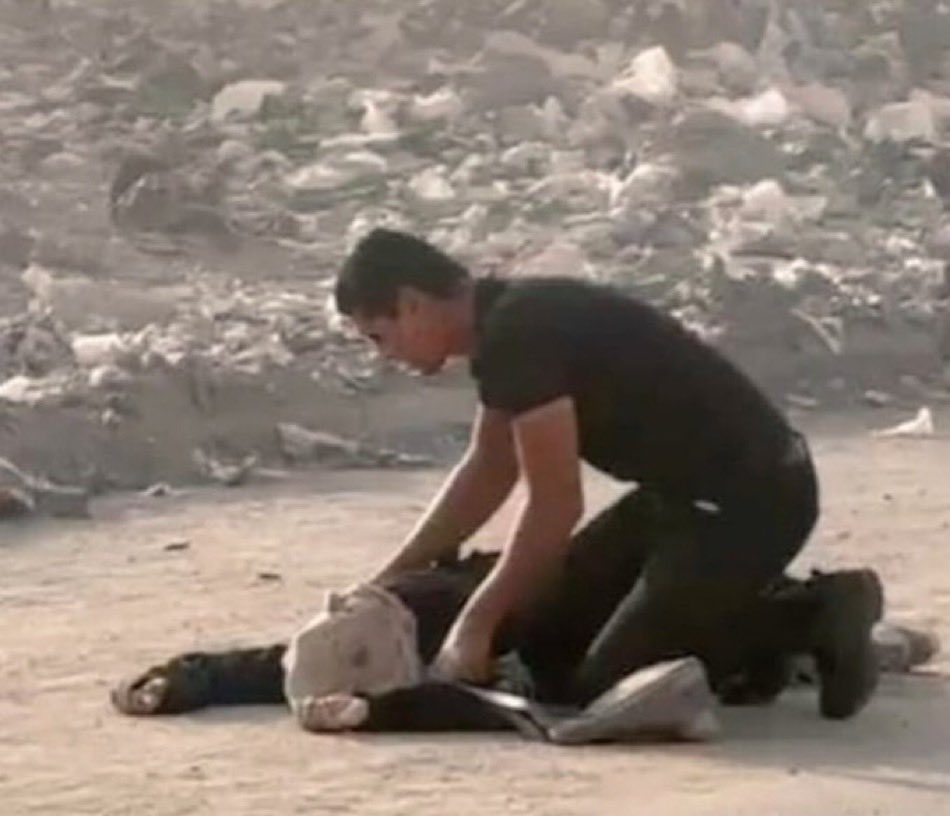 إحدى اللقطات التي لا تُنسى ولو بعد آلاف السنين .

خلال حرب الابادة، 
لحظة قيام جندي إسرائيلي بقنص سيدة فلسطينية لم تكن تشكل خطراً، كانت فقط 'هدفاً سهلاً' لقناص يبحث عن متعة القتل .