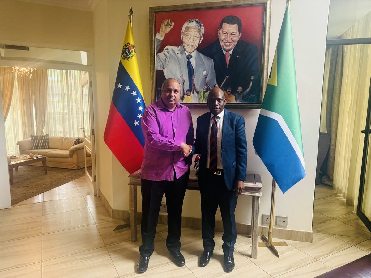 LeratoMotsoene7's tweet photo. Venezuela's ambassador to South Africa Carlos Feo Acevedo says he appreciated the engagement with ACM Leader Hlaudi Motsoeneng. The two leaders discussed the issues in Venezuela.#hlaudimotsoeneng #AfricanContentMovement ACM @phutism https://t.co/mETby1BqHu